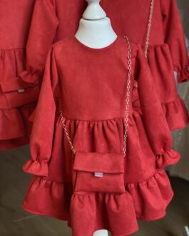 Sametove červené šaty s volanem a s kabelkou