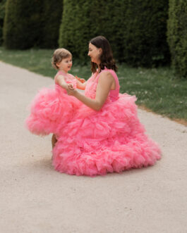 Růžové šaty s květinami a nadýchanou sukní pro holčičky