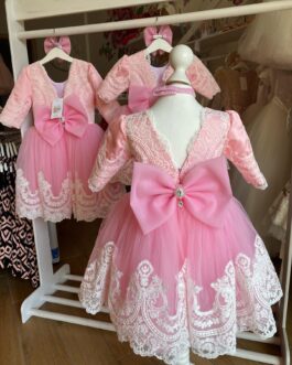 Růžové šaty s krajkou a broží