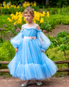 Modré šaty s dlouhou sukní s volány a růžovou mašlí v pase