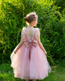 Růžové šaty s flitry a peřím s dlouhou nadýchanou sukní