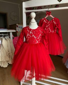 Krajkové červené šaty a nadýchanou sukní