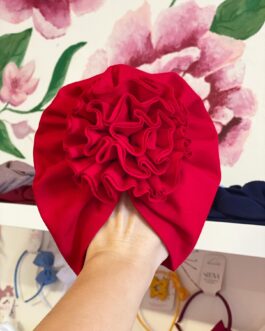 Červený turban s květinou